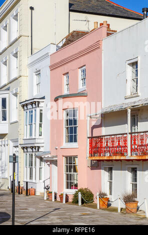 Maisons géorgiennes à Grand Parade, Vieux Portsmouth, Hampshire, Royaume-Uni y compris maisons mitoyennes avec fenêtre à la façade rose et rouge balcon en fer forgé Banque D'Images