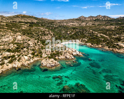 Perspective aérienne Drone sur l'archipel de La Maddalena, situé au nord de la Sardaigne, Italie. Paysage incroyable avec rocky environnement et tu Banque D'Images