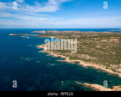 Perspective aérienne Drone sur l'archipel de La Maddalena, situé au nord de la Sardaigne, Italie. Paysage incroyable avec rocky environnement et tu Banque D'Images