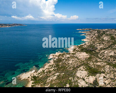 Perspective aérienne Drone sur l'archipel de La Maddalena, situé au nord de la Sardaigne, Italie. Paysage incroyable avec rocky environnement et tu Banque D'Images