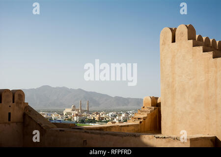 Nakhal Mosquea vu de l'enceinte crénelée du fort (Oman) Banque D'Images