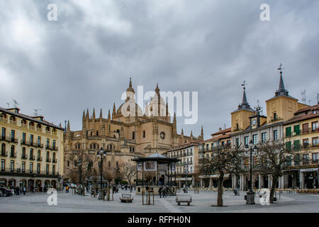 Segovia, Espagne : Mars 2015 : place principale et la cathédrale de Ségovie Banque D'Images