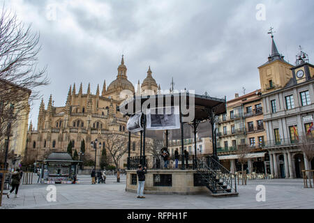 Segovia, Espagne : Mars 2015 : l'étape de la musique sur la place principale de Ségovie Banque D'Images