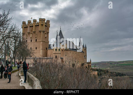 Segovia, Espagne : Mars 2015 : Façade principale du célèbre Alcazar de Ségovie, sur un piton rocheux, construit en 1120. Banque D'Images