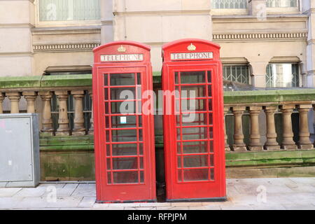 Deux cabines téléphoniques rouges. L'Angleterre Banque D'Images