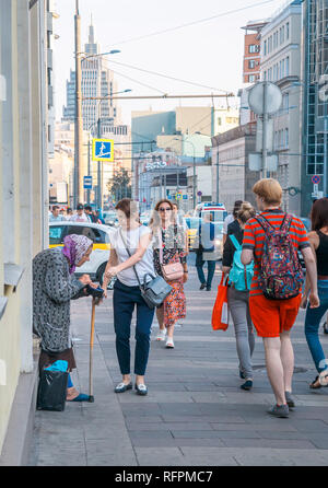 Moscou, Russie - septembre 6, 2018 : femme âgée demande aumône de passants dans la rue. Comité permanent des retraités se pencha avec une canne contre soi-même et Banque D'Images