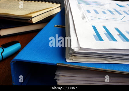 Pile de papiers d'affaires et de dossier. Office de bureau avec pile de documents. Banque D'Images