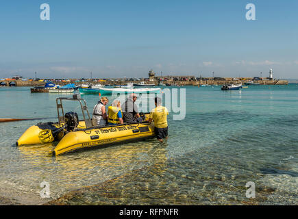 Famille de prendre un bateau sur un voyage pour voir les attractions touristiques à St.ives Harbour St Ives Cornwall UK Europe Banque D'Images