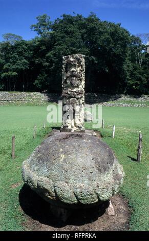 Grand carré, de secours de pierre '4' et 'B', autel, ruines Maya de Copan, Honduras Banque D'Images