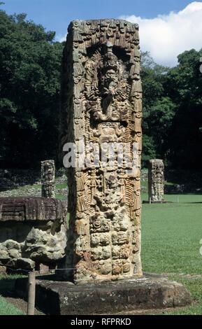 Soulagement des '4' de pierre, ruines mayas de Copan, Honduras Banque D'Images