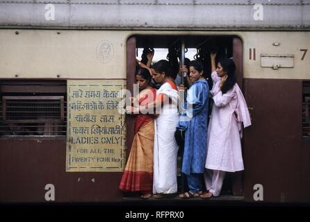 Train bondé, Victoria Terminus Station, Mumbai, Inde Banque D'Images