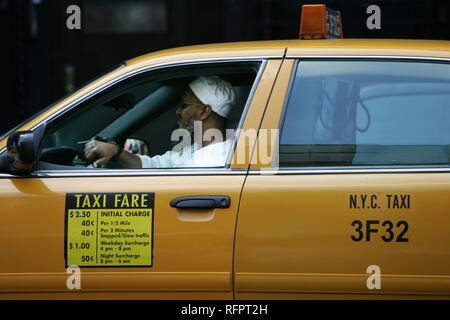 USA, United States of America, New York : New Yorker taxi, taxi jaune. Banque D'Images