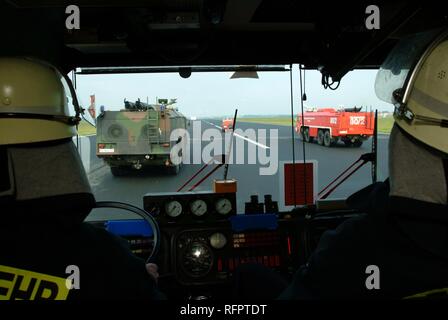 DEU, République fédérale d'Allemagne, de l'exercice de sauvetage : service d'incendie de l'aéroport de l'aviation allemande. La formation d'un feu d'essence Banque D'Images