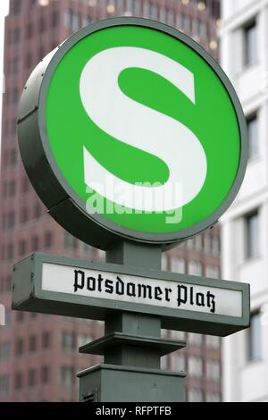 DEU, Allemagne, Berlin : Signe de la gare S-Bahn à la place Potsdamer Platz. Banque D'Images