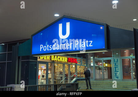 BERLIN, ALLEMAGNE - 13 NOVEMBRE 2018 : visite de la Potsdamer Platz U-Bahn station. Nuit à l'entrée de la gare sur l'une des principales fonction squa Banque D'Images