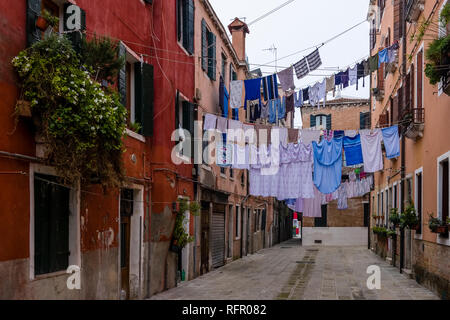 Rues étroites menant à travers les maisons de brique en difficulté de la soi-disant 'Flottante', une blanchisserie est mise en place sur les lignes de lavage Banque D'Images