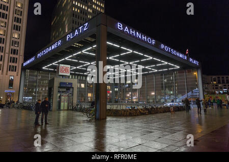 BERLIN, ALLEMAGNE - 13 NOVEMBRE 2018 : personnes visitent Bahnhof Potsdamer Platz. Nuit à l'entrée de la gare sur l'une des principales fonction squ Banque D'Images