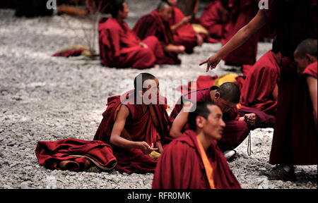 Monks débattre à la Cour à débattre monastère de Séra, Lhassa, Tibet Banque D'Images