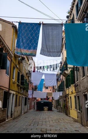 Rues étroites menant à travers les maisons de brique en difficulté de la soi-disant 'Flottante', une blanchisserie est mise en place sur les lignes de lavage Banque D'Images