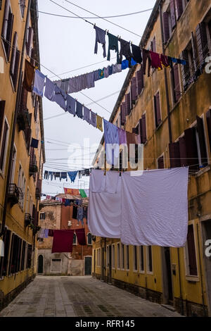 Rues étroites menant à travers les maisons de brique en difficulté de la soi-disant 'Flottante', une blanchisserie est mise en place sur les lignes de lavage Banque D'Images