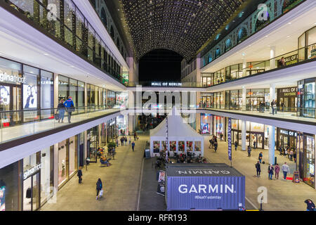 BERLIN, ALLEMAGNE - 13 NOVEMBRE 2018 : visite de personnes non reconnu centre commercial de Berlin. Berlin est la capitale et la plus grande ville allemande par la superficie et populati Banque D'Images