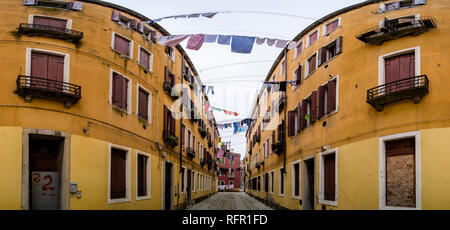 Rues étroites menant à travers les maisons de brique en difficulté de la soi-disant 'Flottante', une blanchisserie est mise en place sur les lignes de lavage Banque D'Images