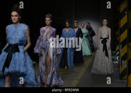 Rome, Italie. 25 Jan, 2019. Au cours de la piste à pied modèles Giada Curti SS 19/20 collection Crédit : Barbara Como/Pacific Press/Alamy Live News Banque D'Images