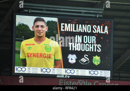 Un hommage à la ville de Cardiff Emiliano Sala gâche est montré sur grand écran au cours de la FA Cup quatrième ronde match au Liberty Stadium, Swansea. Banque D'Images