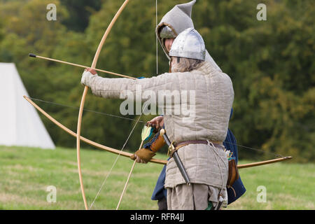 De reconstitution historique médiévale habillés comme des archers de la 12e siècle équipé d'un long bows reconstituer des combats de la période Banque D'Images