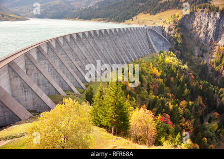 Dans les Alpes du réservoir est connue pour son grand barrage en béton, haute. Vue aérienne du lac de Roselend matin/Lac de Roselend. Scène d'automne pittoresque de Auv Banque D'Images