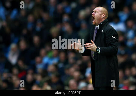 Burnley manager Sean Dyche indique à ses joueurs au cours de la FA Cup quatrième ronde match au stade Etihad, Manchester. Banque D'Images