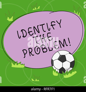 L'écriture de texte Word d'identifier le problème. Concept d'affaires pour le diagnostic de la situation et de se concentrer sur le véritable problème ballon de soccer sur l'herbe et vide Banque D'Images