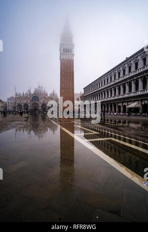 La place San Marco, Piazza San Marco, inondé lors de l'acqua alta Banque D'Images