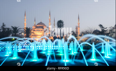 Fontaine sur Sultanahmet dans la soirée. Flux multicolores dans le contexte de la mosquée bleue. Situé à lieu : Istanbul, Turquie Banque D'Images