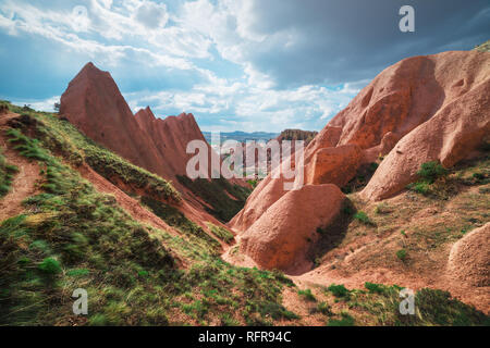 Amazing lever du soleil dans les montagnes de la Cappadoce, Turquie. Photographie de paysage Banque D'Images