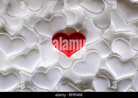 Textile rouge coeur blanc sur fond des cœurs. La texture et de l'amour Saint-valentin concept Banque D'Images