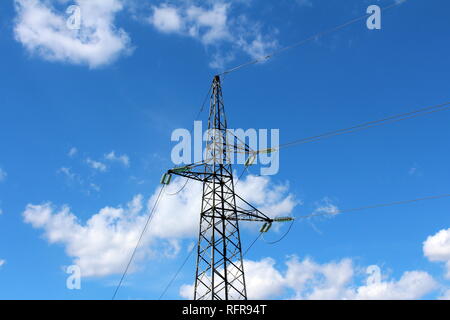 L'alimentation électrique de l'utilitaire de ligne de mât, des tuyaux en métal solide avec plusieurs fils électriques connectés avec les isolateurs de verre en face de cloudy blue Banque D'Images