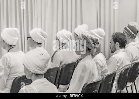 MONTEVIDEO, URUGUAY, octobre - 2018 - noir et blanc photo de groupe d'étudiants de yoga méditation assis sur des chaises Banque D'Images