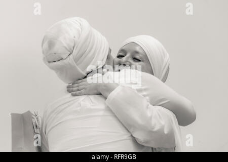 MONTEVIDEO, URUGUAY, octobre - 2018 - Deux femmes yoga adultes serrant à la fin du cours Banque D'Images