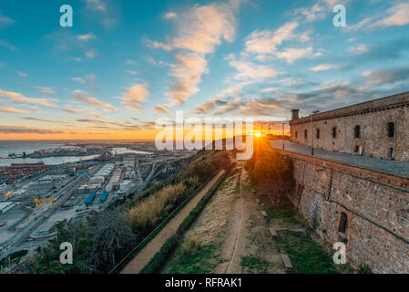 Coucher du soleil sur le port, de Château de Montjuïc, à Barcelone, Espagne Banque D'Images