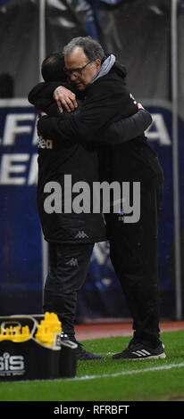 Le Manager de Leeds United Marcelo Bielsa (à droite) au cours de la Sky Bet Championship match à la AESSEAL New York Stadium, Rotherham. Banque D'Images