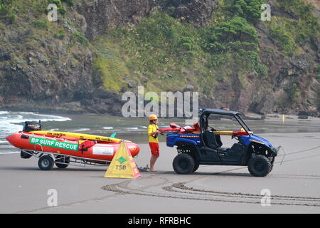 Patrouille de Sauvetage Surf à Piha beach, New Zealand Banque D'Images