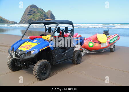 Patrouille de Sauvetage Surf à Piha beach, New Zealand Banque D'Images