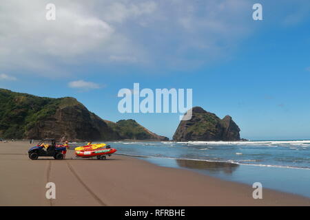 Patrouille de Sauvetage Surf à Piha beach, New Zealand Banque D'Images