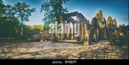 Temple Bayon à Angkor Thom au matin du temps. Siem Reap. Le Cambodge. Panorama Banque D'Images