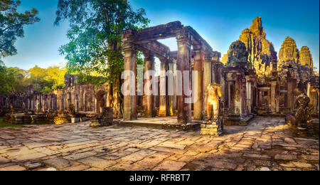 Temple Bayon à Angkor Thom au matin du temps. Siem Reap. Le Cambodge. Panorama Banque D'Images