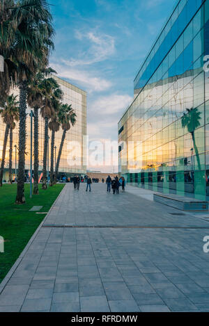 Les bâtiments modernes de la Barceloneta, à Barcelone, Espagne Banque D'Images