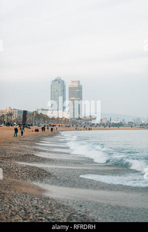 La plage de la Barceloneta, à Barcelone, Espagne Banque D'Images