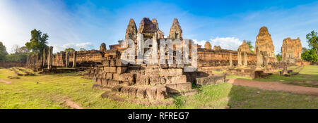 Pre Rup temple à Angkor au coucher du soleil. Siem Reap. Le Cambodge. Panorama Banque D'Images