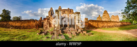 Pre Rup temple à Angkor au coucher du soleil. Siem Reap. Le Cambodge. Panorama Banque D'Images